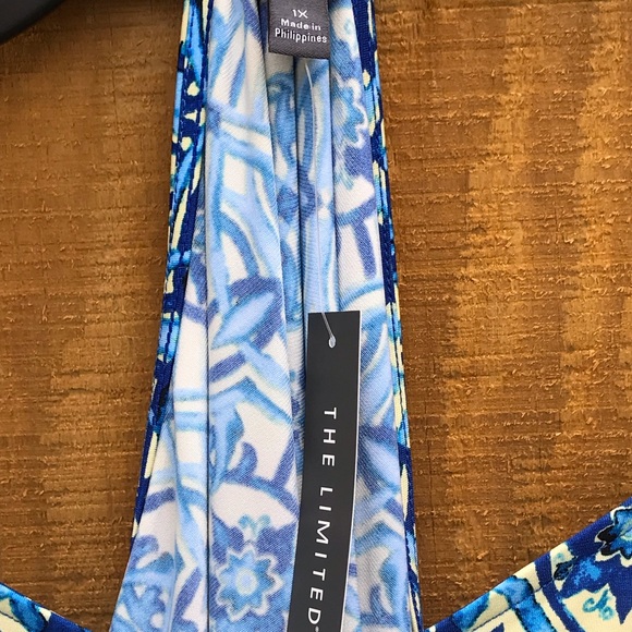 The Limited V-Neck Cami. Size 1X - Picture 8 of 8